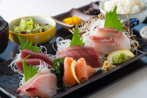 刺身5点盛り定食（かつお、まぐろ、サーモン、かんぱち、たい）